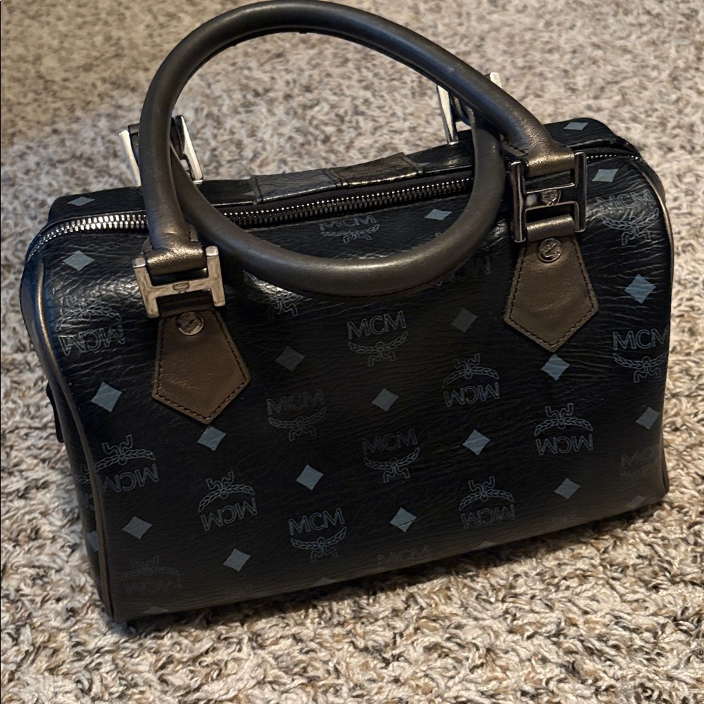 Authentic MCM ‘Visetos’ “Princess” Lioness ‘Boston’ Bag - Picture 7 of 16